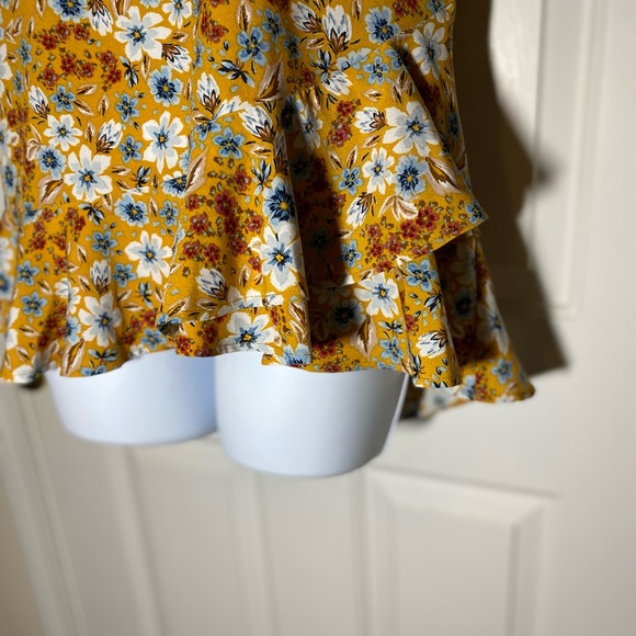 Tim and Tru woman’s short sleeves, yellow floral blouse, size S (4-6) - Picture 5 of 7